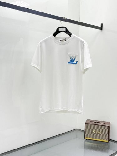 Lv 2025Ss蛇年贺岁款春夏精品短袖T恤 官网同步 高端品质 定制顶级纯棉面料 顶级大厂1:1制作 时尚大牌重工艺Logo设计 手感柔软细腻 穿着亲肤舒适