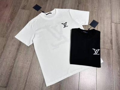 Lv 短袖T恤 工艺：刺绣 颜色：黑色 白色 码数：S~Xl 面料：精梳紧密棉盖棉280G 柔顺手感，做工细致。男女同款宽松版型！