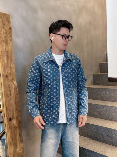 p400 路易威登Lv 2025春季新款夹克牛仔外套，秀场新品品相非常完美，穿着舒适保暖，原单三标齐全 色泽饱满诱人，非常出彩的设计，轻松将时髦感进阶，做工极为