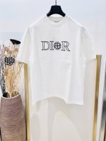 Size：S M L Xl 黑白两色 男女同款1977364858081 Dio*迪奥X石头岛联名款 重磅棉质Os宽松版型立体刺绣半袖T恤 打造鲜明的摩登造型。