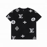 Louis Vuitton 路易威登 水洗满印圆领短袖T恤 标志性的品牌标识元素,以绚丽黑白渲染点缀夏季的青春穿着.又一款大刷存在感的精品T,再次重回大家视野.