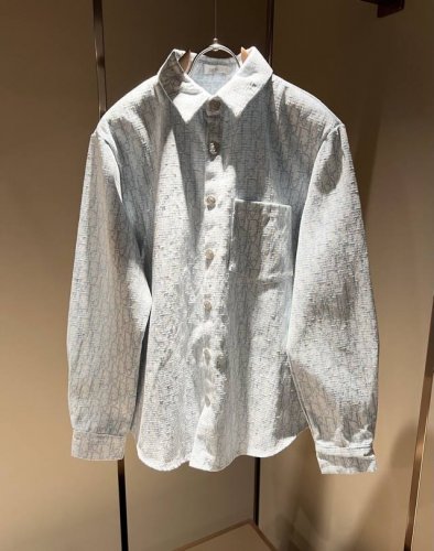 dior 迪奥2025早春新款男女同款衬衣，品牌最新设计元素！既不单调也不复杂,恰到好处的展现品味！客供定制进口牛仔面料！面料独具的高奢立体感呈现简约优雅气质！