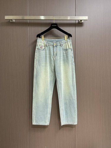 Gucci 男士直筒休闲牛仔裤 现代时尚的剪裁设计，客供日本Denim平纹棉质牛仔面料梭织生产．顶尖的石磨水洗工艺让质感达到80年代的老味，柔软细腻舒适透气，色