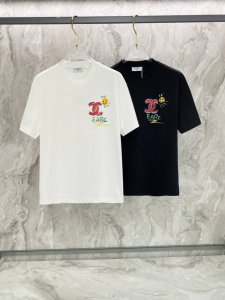 香奈儿25Ss夏季新款手绘短袖T恤！专柜同步，每一件都是纯手工画制而成.独特的Logo 个性艺术系列全网独家首发 百搭款细节处理完美240克纯棉面料十分精致 原
