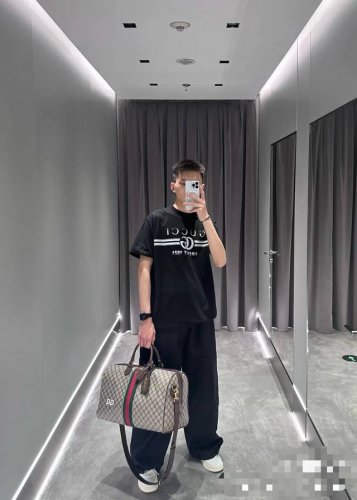 款号 891 gucci新品 早春系列高克重短袖 选用客供定制针织100%纯棉面打造,面料手感细腻 厚实有质感的纯棉布 高密度的机织工艺 如棉絮般柔紧致舒适 有