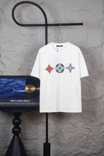款号 M133 Louisvuitton 路易威登24Ss经典老花三花图案印花短袖 今年20Ss系列大量运用到花卉元素与马卡龙色系 搭配更为年轻化风格 前幅丝网
