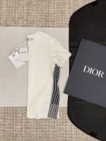 配Yb信封袋 Dio’25Ss新品上线 衣身两侧黑色Graphique拼接短袖T恤 Yb一比一开发 最好版本发售 饰以黑色Graphique图案 灵感源自马克