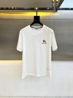 Bur巴宝莉、2025新款男士徽标Logo刺绣短袖T恤。挨针是刺绣中用于填充细长弯曲线条的针法，通过密集排列的针迹形成流畅线条，具有覆盖性强、线条生动、立体感突