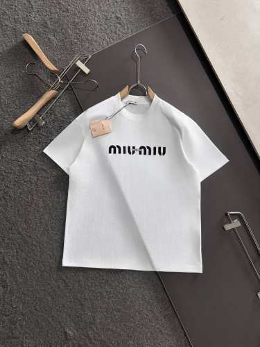 miu 2025Ss春夏最新款圆领时尚短袖T恤，官网同步，专柜纯棉面料！贴肤舒适，耐看又好穿，经典简约Logo设计，原厂工艺一丝不苟，型男必备单品 码数S-Xl