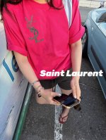 上新 Saint Laurent圣罗兰蛇年限定款闪钻Logo玫红短袖T恤 今日份是人间火龙果显白一级选手 橄榄皮女孩最爱～穿着亮亮的衣服心情好好 重工前后镶嵌钻