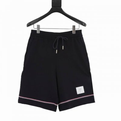 Thom Browne 汤姆布朗 三色织带短裤 定织定染成衣面料打造而成，采用罗纹圆机十字罗纹织法，32支3股纱并入针孔，超重工的紧密针织工艺，使面料表面呈现出