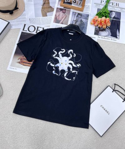 loewesuna Fujita联名八抓鱼刺绣短袖T恤 面料定制230克纯棉针织面料材质，手感舒适上身亲肤透气，很扎实的感觉但又不觉得厚重。 简直太符合亚洲人的