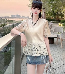 爆款出货重工绣花醋酸皱上衣。 4色：杏色，粉色，灰色，黑色。 码数S-Xxl