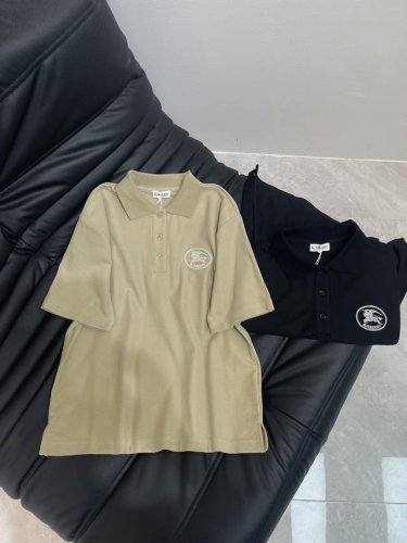 Burberr*25春夏新款刺绣翻领衫短袖上衣 定制Yb朱地全棉材质 自带孔洞 透气舒适 品相高级 翻领襟扣上衣裁剪 常规宽松版型 上身呈现休闲慵懒的穿搭格调