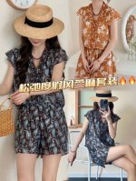 套装 度假风轻盈优雅气质苎麻上衣+短裤两件套 邂逅这份独属于夏日的浪漫 复古又时髦 上衣领口的木耳边设计 灵动俏皮 短裤版型舒适自在 轻松秀出美腿 穿上它 为你