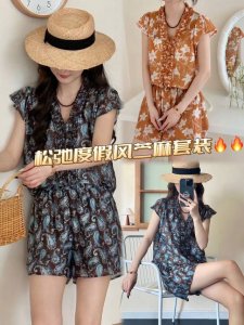 套装 度假风轻盈优雅气质苎麻上衣+短裤两件套 邂逅这份独属于夏日的浪漫 复古又时髦 上衣领口的木耳边设计 灵动俏皮 短裤版型舒适自在 轻松秀出美腿 穿上它 为你