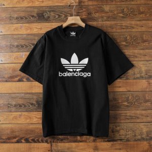 顶级版本 Adidas联名巴黎世家三叶草印花情侣同款短袖T恤 面料：规格采用实打实280G %纯棉 定织定染！ 属于高敏感特殊色 我们对面料的要求是要在Uv灯光