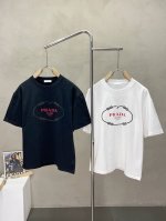 prada普拉达独家专供新款原单男士休闲短袖 高端定制 高版本 时尚百搭爆款进口面料 手感超柔软细腻 穿着亲肤舒适 高端精品 代工厂p精细做工 上身非常赞 男士