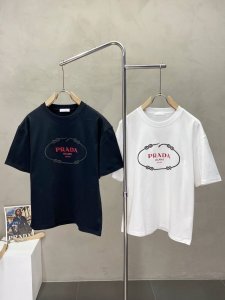 prada普拉达独家专供新款原单男士休闲短袖 高端定制 高版本 时尚百搭爆款进口面料 手感超柔软细腻 穿着亲肤舒适 高端精品 代工厂p精细做工 上身非常赞 男士