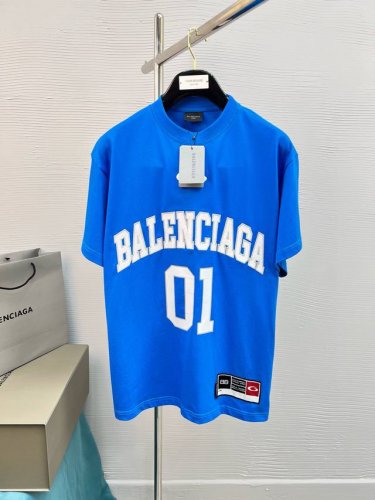 高品质 Bal 25Ss经典配色T恤新品！！款式相当的青春活力，朝气澎湃！！新一季主打的小熊系列，采用一级印烫的高规格标准.色调过渡呈现的立体感很强，优选280
