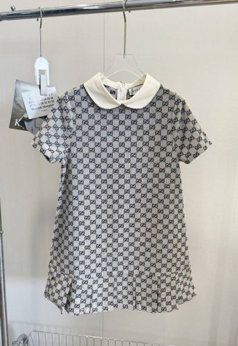 价格P： 品名：Gucc* 全新提花满印娃娃领百褶连衣裙 尺码：S.M.L 颜色：老花 今年的新色咖色太显白了，这个系列真的穿不腻，色织面料完全不需要打理，真的