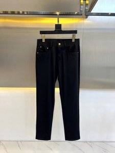 LV驴家、男装25春夏新款水洗微弹透气时尚休闲小直筒休闲裤。锦纶62% 人棉30%氨纶8%面料，略带弹力，质感无敌，成衣定织定染，舒适性与透气性优越，不言而喻，
