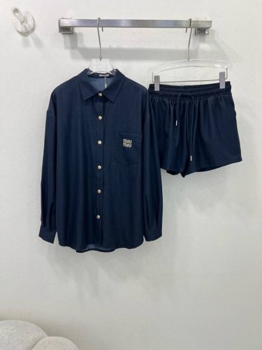 Miumi*25新款天丝棉洗水牛仔套装 衬衣 短裤的组合 宽松版型属于谁都好驾驭的，日常通勤穿什么的都是很Ok的，不挑场合的 衬衣干净大气，层次感更加丰富 口袋
