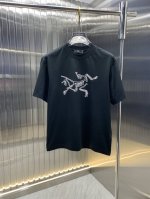 始祖鸟 2025春夏新品短袖 时尚经典圆领短袖 时尚单品设计，更加时尚舒适，高标准定制，上身非常有型，胸前品牌经典Logo 图案 客供辅料，客供进口高档面料 质
