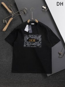 Dior 迪奥 Cd 微宽版版型 S-Xl Cd 25Ss 新品专柜热卖款 迪奥联合作款 胸前花卉字母刺绣Logo图案 作为奢侈界的龙头，D家可谓是当之无愧了，