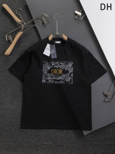Dior 迪奥 Cd 微宽版版型 S-Xl Cd 25Ss 新品专柜热卖款 迪奥联合作款 胸前花卉字母刺绣Logo图案 作为奢侈界的龙头，D家可谓是当之无愧了，
