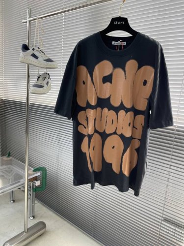 acne Studios 1996喷绘短袖 定制美式重磅纯棉 质感卓越 舒适贴肤 黑色基底下 橙色涂鸦如跃动的火焰 如烈焰燃烧般释放不羁灵魂 饰以Acne St