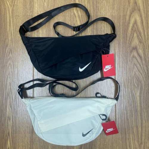 Nike耐克饺子包多功能运动旅游休闲腰包手提包单肩包斜挎包 颜色：黑色 米白色 尺寸：37X 8 Cm 7118
