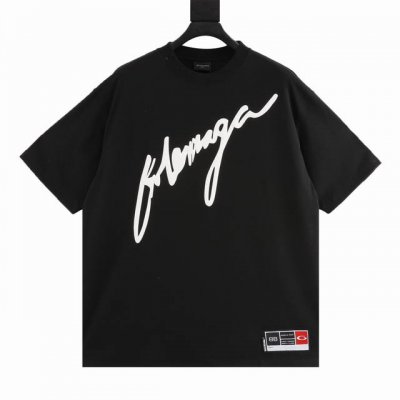 Balenciaga 巴黎世家 草写字母印花圆领短袖 采用双纱平纹，100%棉，32支双纱棉高密布，面料用的是国产新疆优质棉纱，新疆棉花是国产棉花中公认的优等材