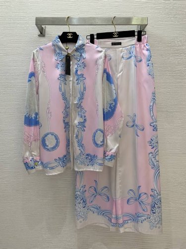 款号D25042428 Versac*新款宫廷风巴洛克印花时尚两件套装！宽松版系扣翻领P衬衫腰间黑色小布标装饰宽松阔腿裤长裤！粉色、黑色、 M码：肩宽37，胸围