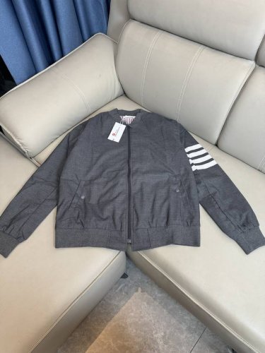Tb汤姆布朗行政版西服外套情侣百搭 百分百棉西装型舒适面料 全方位定制门禁拉链 口袋纽扣 织带 定制包装 三标齐全 经典四条杠区分普通印花 内里经典的条纹高克重