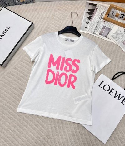 dior25Ss早春新款 胸前字母印花短袖T恤丨独家Yb开发！高版出品！小宽松版型超美 气质少女风减龄又时髦 定位字母印花低调奢华 经典版型百搭不挑人上身美的不