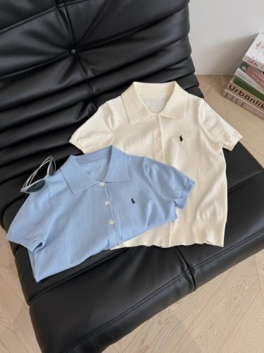 25Ss 小马Logo刺绣翻领针织上衣 学院风必入 夏日少年感狙击神器 闺蜜装轻松解锁 比普通的Polo衫还多了几分俏皮感 学院风标配又不失幼稚 轻薄针织纱线不