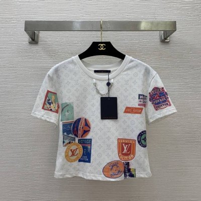 款号D25050842 Louis*驴家Lv新款 经典链条装饰彩色徽章老花字母Logo印花时尚个性修身短款T恤P！白色， M码：肩宽42，胸围90，袖长17，衣