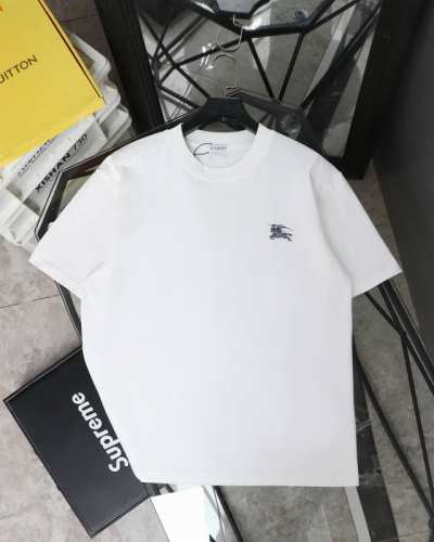 供 顶级版本 巴宝莉Burberry 蓝色战马圆领短袖 纯棉质面料材质，采用15S精棉平纹，230G；搭配 32S双纱拉架螺纹，300G。精棉面料通常具有较好的