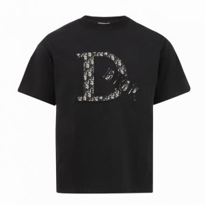dior 迪奥 色织立体压花短袖 纯棉双纱面料 采用高密度线刺绣 宽松版型 全套辅料配备 面料柔软实厚三标齐全 精简而不枯燥,百搭大气,诠释休闲时尚主题的特色.