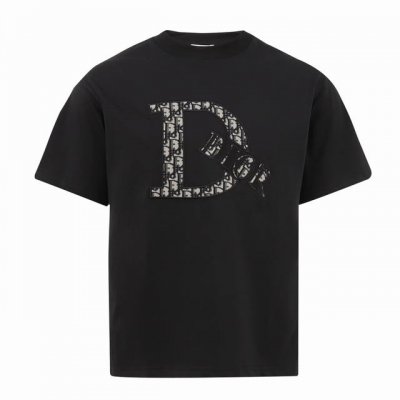 dior 迪奥 色织立体压花短袖 纯棉双纱面料 采用高密度线刺绣 宽松版型 全套辅料配备 面料柔软实厚三标齐全 精简而不枯燥,百搭大气,诠释休闲时尚主题的特色.