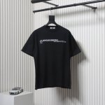 moncler 蒙口 25Ss 坐标字母印花短袖 面料采用32织双纱260克全棉材质，搭配1×1索罗那螺纹，不易变形，上身舒适透气，垂感佳，字母数码喷印，做工细