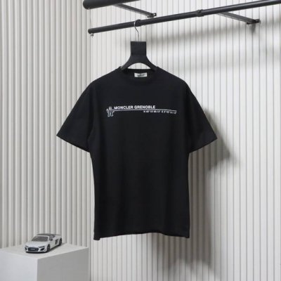moncler 蒙口 25Ss 坐标字母印花短袖 面料采用32织双纱260克全棉材质，搭配1×1索罗那螺纹，不易变形，上身舒适透气，垂感佳，字母数码喷印，做工细