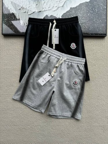 moncler蒙口2025夏季新款渐变休闲短裤！ 宽松休闲的短裤！ 男女同款！说实话像这种短裤，出镜率是极高的！定制的纯棉面料，配上精美刺绣小标点缀，越看越喜欢