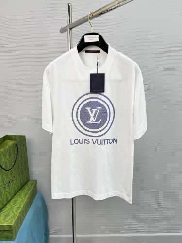 高品质 Lv 路易威登、25Ss经典配色T恤新品！！款式相当的青春活力，朝气澎湃！！新一季主打的小熊系列，采用一级印烫的高规格标准.色调过渡呈现的立体感很强，优
