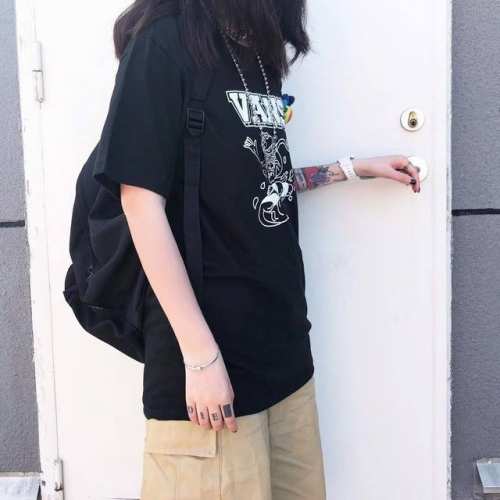 上新！Vans万斯冲浪青蛙短袖T恤！高密针织圆领设计，平整简约！亲肤透爽！面料的柔软性舒适性无可挑剔！男女均可驾驭，打破性别局限性。 尺码：S-3Xl 颜色：黑