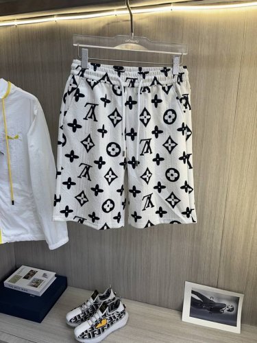 lv路易威登 2025春夏新款男士休闲短裤，高级定制透气面料 透气微弹舒适度极高，细节无可挑剔，顶级辅料配备，原版五金设计理念，三标齐全，手感细腻柔软！上身版型