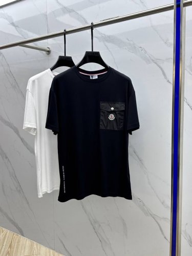 Moncler*蒙口 2025春夏新款首发专柜最新款短袖圆领T恤 高端订制 设计前卫时尚 品牌Logo重工艺设计 高端定制丝光长绒棉面料.手感柔软.穿着舒适.专