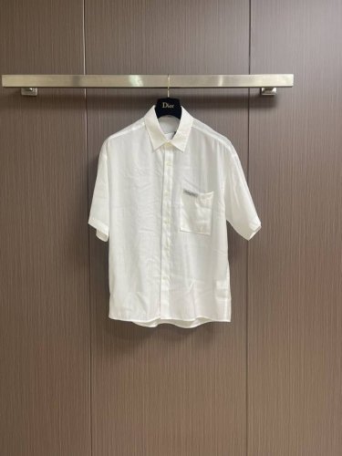 dior 2025Ss春夏新款短袖衬衫，这个面料的舒适度 当穿都可Os版型 男女穿都好看 上身绝对惊喜的一款！搭配系列 真的非常爱的一款！怎么穿都没有雷区！尺码
