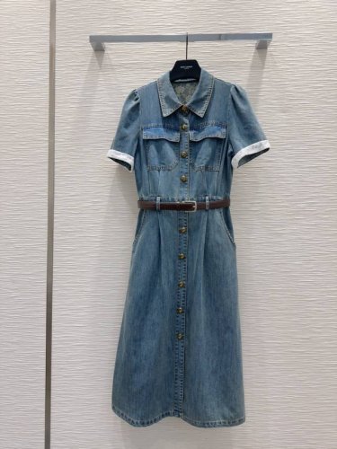 Saint Lauren* 2025Ss新款 高级感满满 定制牛仔面料 剪裁上身版型贴合度极佳 不旦颜色美，质感也敲好！复古又时尚 经典大气 各种身材都可以驾驭